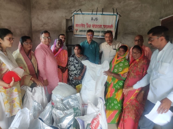 ३० कुटुंबांना जीवनावश्यक वस्तूंचे वाटप