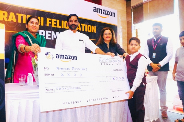 ठाणे  येथे  शिष्यवृत्ती योजनेतील यशस्वी विद्यार्थ्यांचा सत्कार करताना मान्यवर