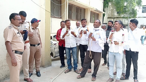 पिक कर्ज वाटपाच्या मागणीसाठी परभणी जिल्हा मध्यवर्ती बँकेसमोर क्रांतिकारी शेतकरी संघटनेचे भजन आंदोलन