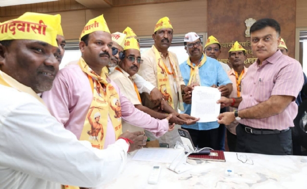 आlरक्षणात घुसखोरीला ठाण! – जिल्हाधिकारी कार्यालयावर आदिवासी बांधवांचा इशारा