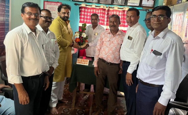 चंद्रशेखर भोयर यांची खामगाव शहरातील शाळांना भेट; शिक्षकांच्या समस्या सोडवण्यासाठी ठोस पाठपुराव्याचे आश्वासन