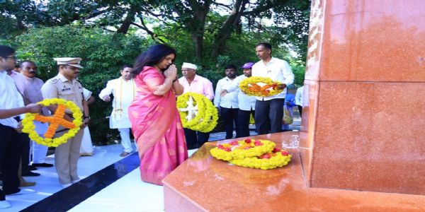 लातूर - भूकंपातील मृत्युमुखी पडलेल्यांना पोलीस दलामार्फत मानवंदना