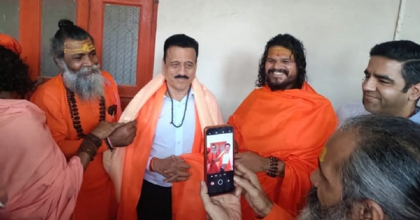 निल पर्वतावर मंत्री  महाजन यांनी दिली भेट. संकट निवारण व्हावे म्हणून प्रार्थना.