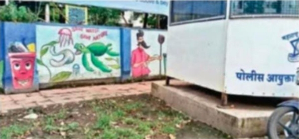 इर्विन चौक येथील ट्राफिक चौकी परिसराची दुरवस्था  कचरा व दुर्गंधीमुळे वाहतूक कर्मचाऱ्यांची त्रेधा त्रेधा