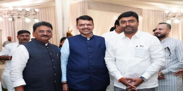 आ. गुट्टेंनी मुख्यमंत्र्यांच्या निवासस्थानी जाऊन घेतले बप्पाचे दर्शन