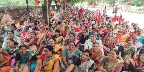 अंगणवाडी कर्मचाऱ्यांचा एफआरएस, कामाचा ताण आणि अन्य मागण्यांसाठी अमरावतीत धरणे आंदोलन