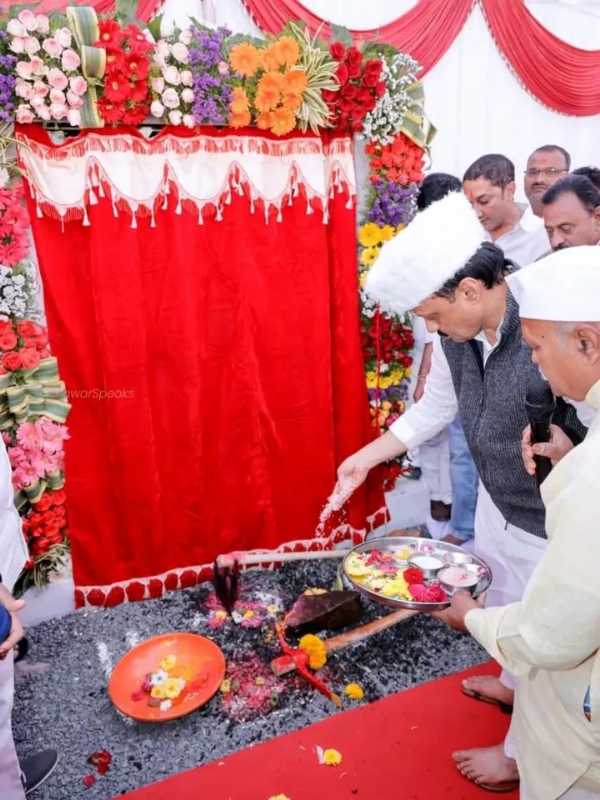 बीड शहरात नव्यानं उभारण्यात येणाऱ्या सहकार संकुल इमारतीच्या बांधकामाचा भूमिपूजन