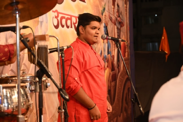 कीर्तनसंध्या महोत्सवात गायन करताना आदित्य आनंद लिमये कीर्तनसंध्या महोत्सवात गायन करताना आदित्य आनंद लिमये
