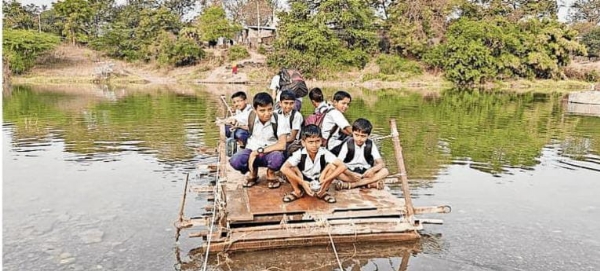 जीवघेणी कसरत: थर्माकोलवरून धोकादायक पद्धतीने प्रवास करून विद्यार्थी शाळेत जीवघेणी कसरत: थर्माकोलवरून धोकादायक पद्धतीने प्रवास करून विद्यार्थी शाळेत