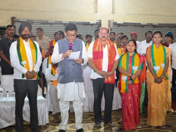 काँग्रेस संपण्याची गिणती गुरू झाल्याचा आरोप माजी मुख्यमंत्री खा. अशोकराव चव्हाण यांनी केला. काँग्रेस संपण्याची गिणती गुरू झाल्याचा आरोप माजी मुख्यमंत्री खा. अशोकराव चव्हाण यांनी केला.