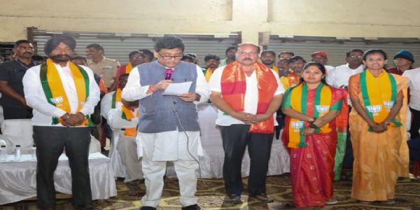 नांदेडमध्ये अशोक चव्हाणांचे काँग्रेसवर जोरदार टीकास्त्र