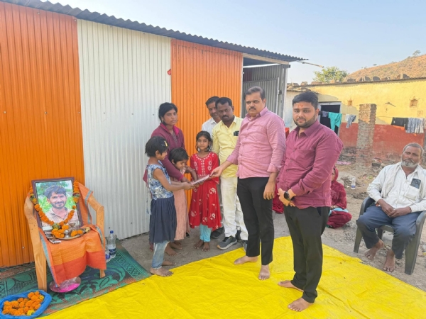 कुटुंबासाठी ₹१,००,०००/- रुपयांची फिक्स्ड डिपॉझिट (FD) करण्यात आली कुटुंबासाठी ₹१,००,०००/- रुपयांची फिक्स्ड डिपॉझिट (FD) करण्यात आली