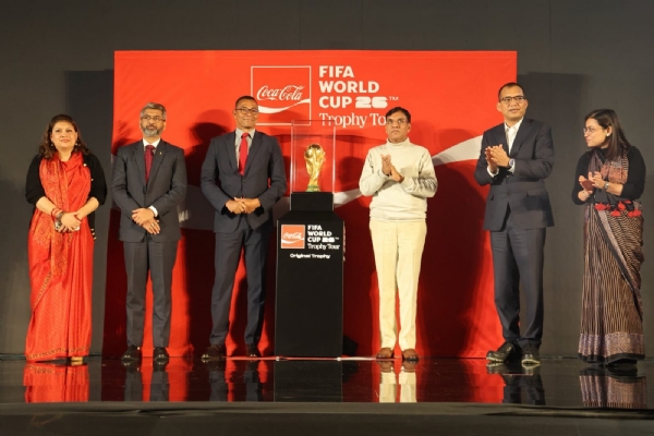 १२ वर्षांनी वर्ल्ड कप ट्रॉफी भारतात परतली १२ वर्षांनी वर्ल्ड कप ट्रॉफी भारतात परतली