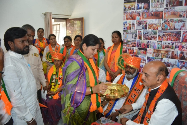 भाजपाच्या प्रचार फेरीत स्थानिक नागरिकांशी थेट संवाद