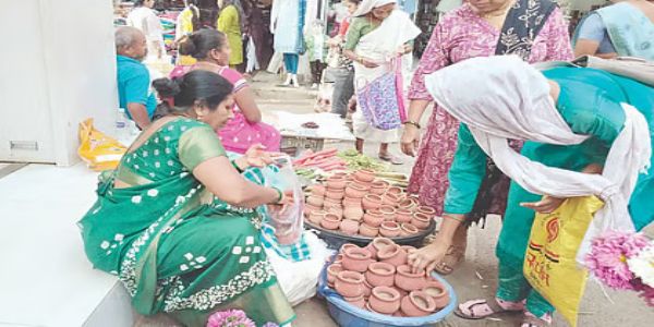 अमरावतीत संक्रांतीच्या खरेदीसाठी महिलांची गर्दी; यंदाही साहित्याच्या किंमती वाढ