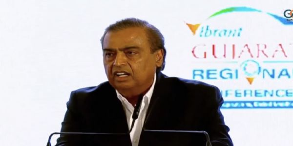 मुकेश अंबानींकडून गुजरातसाठी ७ लाख कोटींच्या गुंतवणुकीची केली घोषणा