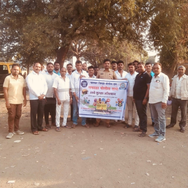 केळवा रोड येथे प्रवासी वाहतूक चालकांना सफाळे पोलिसांनी दिले वाहतूक नियमांचे धडे