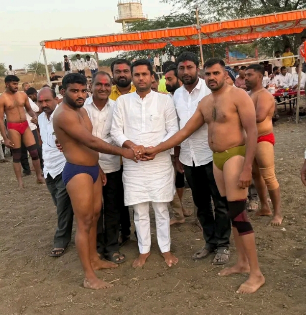 विजय वनवेंनी मिळविली चांदीची गदा, रोख रक्कम विजय वनवेंनी मिळविली चांदीची गदा, रोख रक्कम