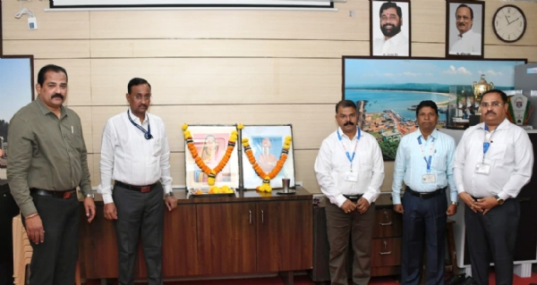 राजमाता जिजाऊ, स्वामी विवेकानंदांना जिल्हाधिकारी कार्यालयात अभिवादन