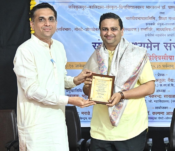 डॉ. कार्तिक राव यांचा सत्कार करताना डॉ. दिनकर मराठे.