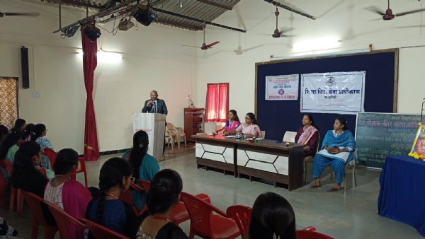 डीजीके महाविद्यालयात युवा दिनानिमित्त विधी साक्षरता