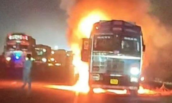राष्ट्रीय महामार्गावर धावत्या ट्रकने घेतला पेट