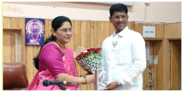 उपनगराध्यक्ष समीर तिवरेकर यांचे अभिनंदन करताना नगराध्यक्षा शिल्पा सुर्वे