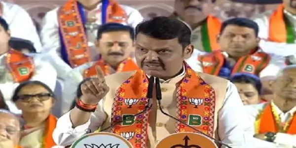 मराठी माणसाचे नाही, तर ठाकरेंचे अस्तित्व पणाला लागलंय - फडणवीस