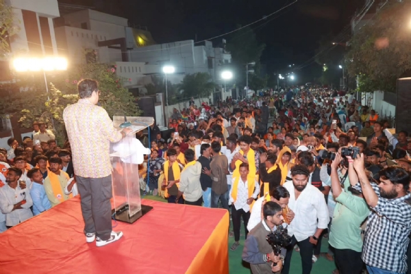 मराठी सिने अभिनेते प्रसाद ओक आणि मंगेश देसाई यांनी साधला मतदारांशी संवाद मराठी सिने अभिनेते प्रसाद ओक आणि मंगेश देसाई यांनी साधला मतदारांशी संवाद