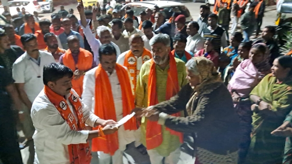 राष्ट्रवादी शिवसेना युतीचे आमदार प्रचारार्थ मैदानात उतरले