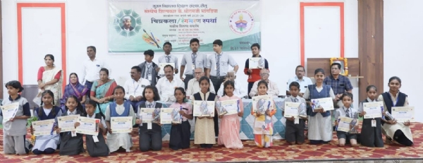 माणसाच्या अंगी असलेली कला स्वतःची ओळख निर्माण करते - चित्रकार घुंबरे