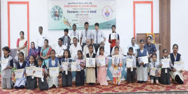 माणसाच्या अंगी असलेली कला स्वतःची ओळख निर्माण करते - चित्रकार घुंबरे