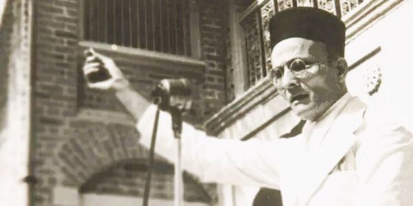 सावरकरांच्या फोटोंना विरोध करणारी याचिका सुप्रीम कोर्टाने नाकारली