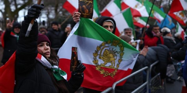 इराणमधील अनेक शहरांमध्ये हिंसक निदर्शने सुरूच; आतापर्यंत २००० लोकांचा मृत्यू