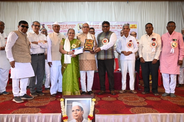 सुरेश ठाकूर यांना केंद्रीय बालसेवा पुरस्कार प्रदान