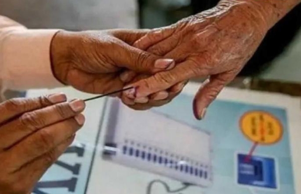 हजारो ज्येष्ठ नागरिक मतदानाला मुकणार; प्रशासनाची अनास्था समोर घरून मतदान करण्याची सुविधा उपलब्ध नाही हजारो ज्येष्ठ नागरिक मतदानाला मुकणार; प्रशासनाची अनास्था समोर घरून मतदान करण्याची सुविधा उपलब्ध नाही