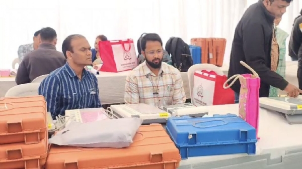 अमरावती महानगरपालिका मतदानासाठी प्रशासन सज्ज;  कडेकोट पोलीस बंदोबस्तात ईव्हीएम मशिन्स मतदान केंद्रांकडे रवाना