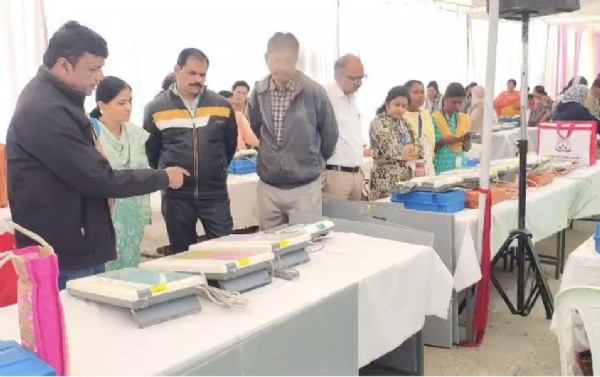 अमरावती महानगरपालिका मतदानासाठी प्रशासन सज्ज;  कडेकोट पोलीस बंदोबस्तात ईव्हीएम मशिन्स मतदान केंद्रांकडे रवाना