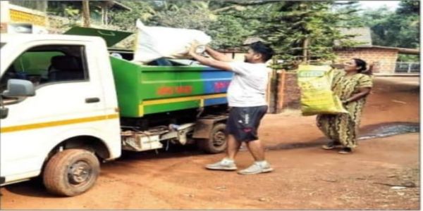 रत्नागिरी : लांज्याचे नगरसेवकाने घंटागाडीतून साधला नागरिकांशी संवाद