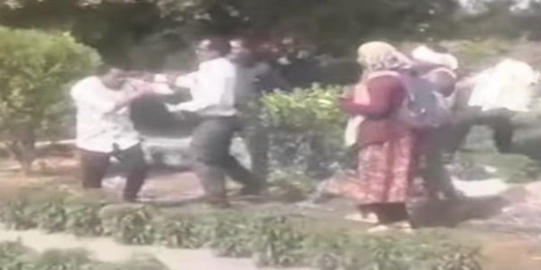 वाशिममध्ये कृषी अधिकाऱ्याची शेतकऱ्याला मारहाण, व्हिडिओ व्हायरल