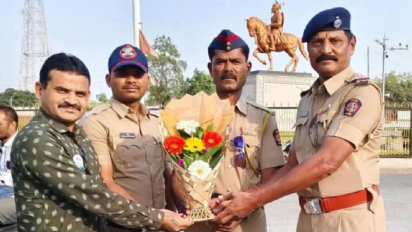 बंद पडलेली कार १ किमी ढकलून कुटुंबाला दिला आधार!