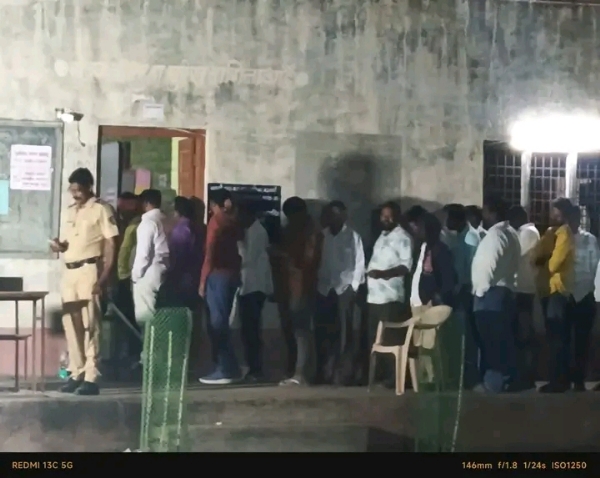 परभणी पालिकेंतर्गत काही केंद्रांवर रात्री उशीरापर्यंत काही केंद्रांवर मतदान