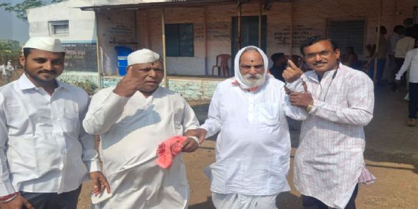 सोलापूर - श्री शिवलाल स्वामींनी १०३ व्या वर्षी बजावला मतदानाचा हक्क