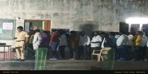 परभणी पालिकेंतर्गत रात्री उशीरापर्यंत काही केंद्रांवर मतदान