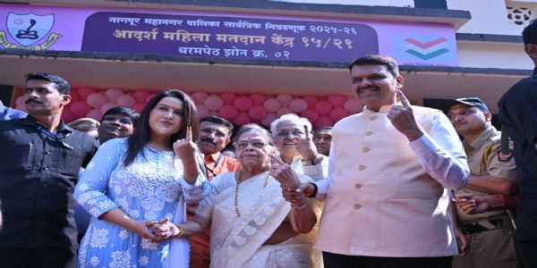 मुख्यमंत्री फडणवीस यांनी कुटुंबियांसह बजावला मतदानाचा हक्क