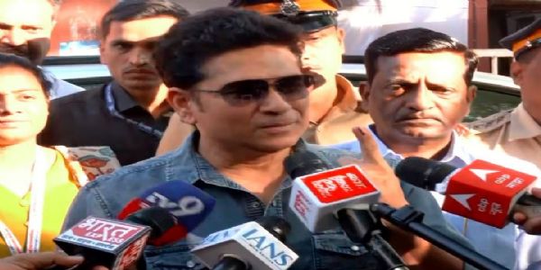 सचिन तेंडुलकरने कुटुंबीयांसह बजावला मतदानाचा हक्क