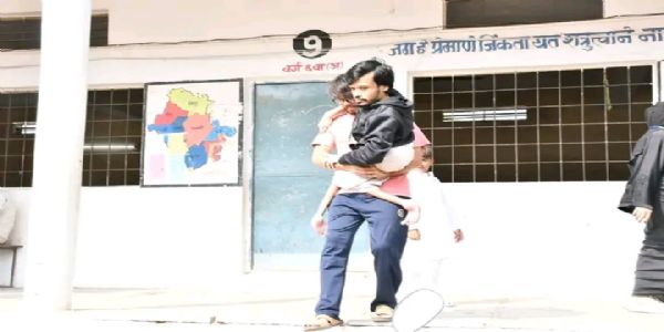 परभणी : ज्येष्ठ आणि दिव्यांगांच उत्साहात मतदान