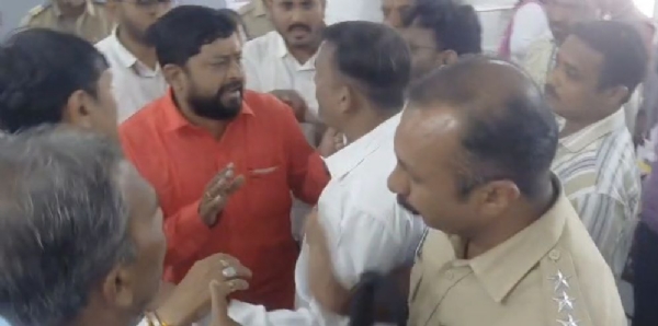 EVM बंद पडल्याने गोंधळ; शिवसेना शिंदे गटाच्या उमेदवाराचा मतदान केंद्रात राडा