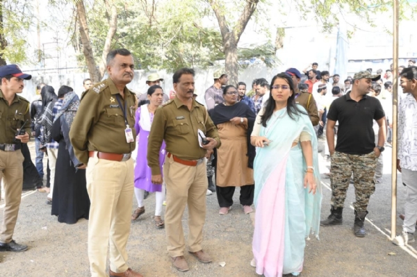 महापालिका आयुक्त सौम्या शर्मा चांडक यांची विविध मतदान केंद्रांना भेट  अनेक ठिकाणी गोंधळाची परिस्थिती