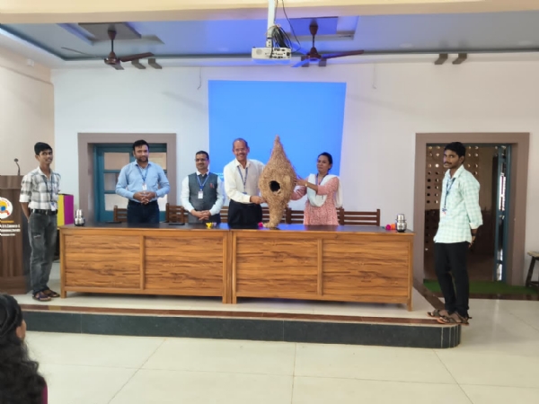 पक्ष्यांकरिता प्रतीकात्मक घरट्याचे वितरण करताना प्राचार्य डॉ. तेंडोलकर व प्रा. सौ. शेट्ये, प्रा. राणे व उपप्राचार्य डॉ. पाटील आणि विद्यार्थी